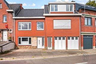 Une opportunité rare pour investisseurs, familles ou amateurs de rénovation !Situé à Luingne, dans un environnement recherché à proximité immédiate des grands axes routiers, cet ensemble immobilier offre un remarquable potentiel de valorisation.Le bien se compose de deux unités distinctes :Maison 2 chambres avec garage et jardinCette maison dispose d'un agréable espace de vie à repenser selon vos envies, de deux chambres, d'un garage privatif ainsi que d'un jardin, véritable atout pour profiter des beaux jours. Des travaux de rénovation permettront de révéler tout le charme et le potentiel de cette habitation.Appartement duplex 1 chambreLe second bien est un appartement en duplex comprenant une chambre, offrant une belle opportunité pour un investissement locatif, une profession libérale ou un logement indépendant. Entièrement à rénover, il constitue une excellente base pour créer un espace moderne et fonctionnel.Les atoutsEnsemble immobilier composé de deux logements.Maison 2 chambres avec garage et jardin.Appartement duplex 1 chambre.Nombreuses possibilités d'aménagement et de valorisation.Proximité immédiate des commerces, écoles et transports.Accès rapide aux grands axes routiers et aux principales commodités.Que vous soyez investisseur à la recherche d'un projet rentable ou particulier souhaitant combiner habitation et investissement, ce bien représente une opportunité à ne pas manquer.Une visite s'impose pour apprécier tout le potentiel de cet ensemble immobilier. Contactez-nous dès aujourd'hui pour plus d'informations ou pour organiser une visite.