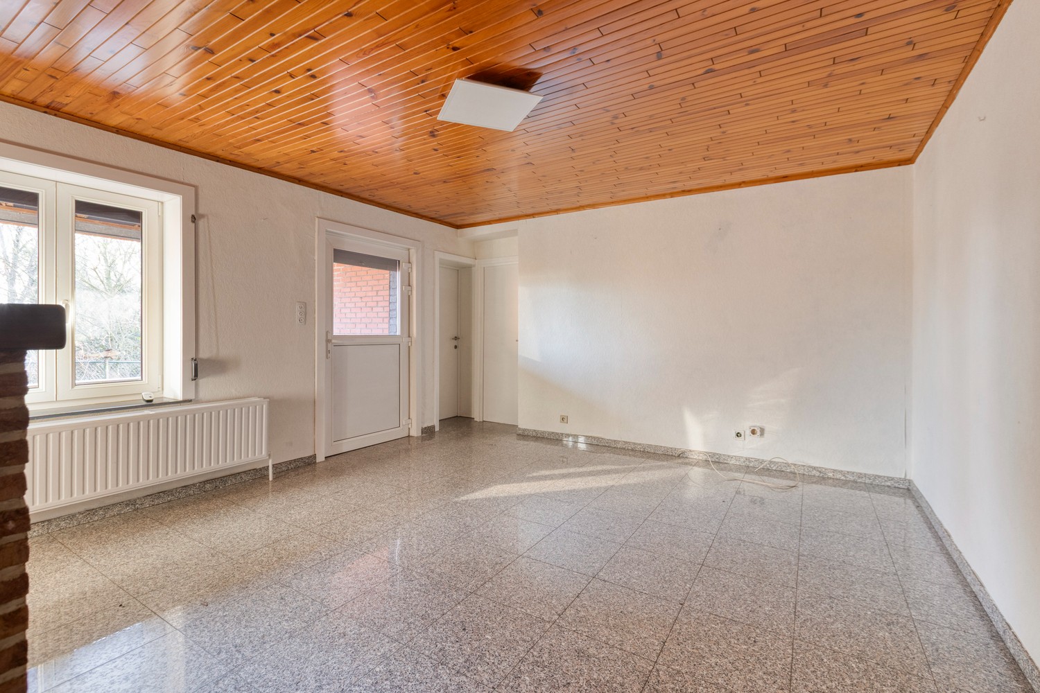 Te renoveren rijwoning met veel potentieel in hartje Genk - foto 3