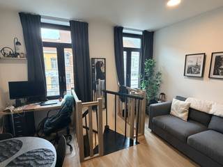Deze instapklare vernieuwbouwstudio bevindt zich op een uitstekende locatie nabij het marktplein en het station van Heverlee, op fietsafstand van het bruisende centrum van Leuven, diverse winkels, het Arenbergpark en meerdere campussen.<br />De studio is gelegen op de eerste verdieping en omvat een lichtrijke leefruimte met een volledig ingerichte keuken. Via een trap bereikt u de gezellige slaapkamer met ensuite badkamer, uitgerust met een douche, lavabomeubel en toilet. De studio wordt gemeubeld verkocht.<br />Dankzij de slimme indeling over twee verdiepingen geniet u van een aangenaam en huiselijk woongevoel, wat deze studio bijzonder maakt in zijn segment.<br />Ideaal als investering of voor studerende kinderen. Momenteel verhuurd aan € 845,00/maand (exclusief kosten). Beschikbaar vanaf 1 september 2026.<br />Lage gemeenschappelijke kost: 62,00/maand.