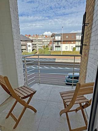 Ontdek dit prachtig volledig gerenoveerde appartement in het centrum van Sint-Idesbald, op een steenworp van de zee. Met twee stijlvolle slaapkamers, een fraaie badkamer en een gezellig terras, is dit de ideale plek om tot rust te komen aan de kust. Private kelder.  Mogelijkheid tot aankoop garage (39.000 euro) in nabij gelegen residentie (Goffinlaan 20).  Ref. Ghangri-La 0101