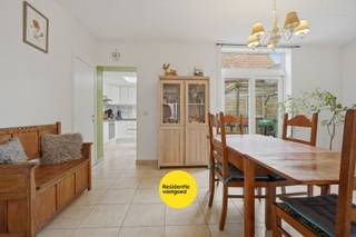 Op een absolute topligging in het centrum van Diksmuide, pal aan het stadspark en op wandelafstand van de Grote Markt, bevindt zich deze instapklare woning. Hier geniet u van een rustige omgeving, terwijl winkels, horeca, scholen en openbaar vervoer zich op enkele stappen bevinden.<br /><br />De woning beschikt over een lichtrijke leefruimte met aansluitend een ingerichte functionele keuken en een praktische berging die extra opbergruimte biedt.<br /><br />Momenteel zijn er 2 volwaardige slaapkamers aanwezig, met de mogelijkheid om eenvoudig een derde slaapkamer te creëren – ideaal voor een gezin, thuiswerk of hobbyruimte.<br /><br />De badkamer is uitgerust met een dubbele lavabo, douche en beschikt over alle nodige voorzieningen.<br /><br />De woning beschikt over een gezellige koer én een aangenaam dakterras waar u in alle rust kan genieten van de buitenlucht.<br /><br />Dankzij de centrale ligging, de instapklare staat, de buitenruimtes en de uitbreidingsmogelijkheden is dit een ideale eigendom voor zowel eigen bewoning als investering.<br /><br />Ramen vernieuwd in 2024!<br /><br />Interesse? Maak dan nu je afspraak voor een bezoek ter plaatse<br /><br />De vermelde prijs is een richtprijs, elk bod wordt voorgelegd aan de eigenaar die zich het recht voorbehoudt om dit te aanvaarden of te weigeren.<br /><br />Neem voorsprong met een vrijblijvende en gratis schatting van uw eigendom via:<br />http://www.residentievastgoed.be/gratisonlineschatten<br /><br />EPC: 413 kWh/m² (Ref. NI22979)