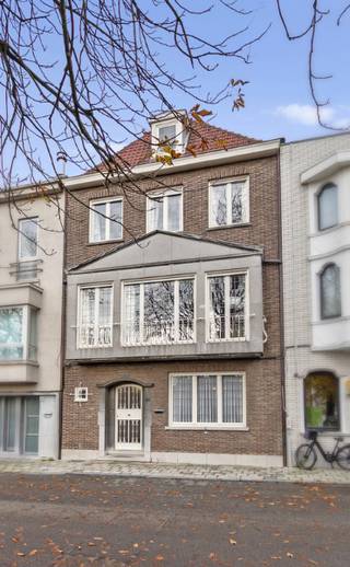 Achter deze charmante gevel schuilt een burgerwoning die een combinatie biedt van authenticiteit en ruimte . De woning bevindt zich aan een leuk...