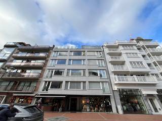 In het centrum van Knokke bevindt zich dit ruime appartement met open zicht.Indeling: inkomhal met apart toilet, lichtrijke leefruimte met open...