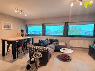 Op de doorgangsweg Boechout/Lier vinden we dit aangenaam 2-slaapkamer appartement in een recent gebouw zonder lift.Het betreft een zeer verzorgd...