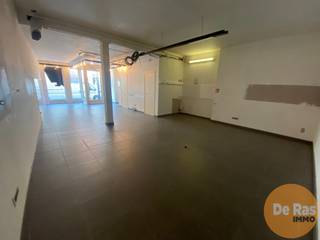 AALST CENTRUM - Commerciële ruimte met absolute topligging in het hart van de stad, op slechts 50 meter van de Grote Markt.Dankzij de strategische...