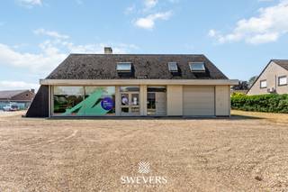 Voor meer info en foto’s, surf naar www.swevers.be – Op een commerciële toplocatie aan de Meylandtlaan in Heusden-Zolder bevindt zich dit veelzijdige handelshuis bestaande uit een handelsgedeelte op het gelijkvloers en een ruim te renoveren appartement op de eerste verdieping. Dankzij de uitstekende zichtbaarheid, de centrale ligging en de stabiele huurinkomsten is dit een interessante opportuniteit voor investeerders én ondernemers. Het gebouw wordt namelijk momenteel verhuurd aan een betrouwbare huurder. Het gebouw uit 1981 biedt een totale bewoonbare oppervlakte van 264 m² op een perceel van 8a 60ca. Het appartement verkeert in een te renoveren staat en kan volledig naar eigen smaak aangepast worden. Op de verdieping bevinden zich een woonkamer van 17 m², een keuken van 12 m², vier ruime slaapkamers (18 m², 17 m² en tweemaal 15,2 m²) en een badkamer. Verder beschikt het pand over een kelder van 70 m², ideaal als opslagruimte, en een inpandige garage van ca. 40 m² met plaats voor twee wagens. Het perceel is zuidwest georiënteerd en biedt bovendien ruime parkeermogelijkheden. Extra troeven zijn de aanwezige airconditioning en het alarmsysteem. De ligging is bijzonder gunstig, met winkels, horeca en ontspanning op wandel- of korte rijafstand, openbaar vervoer op 230 meter, scholen op 750 meter en een vlotte verbinding met de autosnelweg. Ook het nabijgelegen Domein Meylandt zorgt voor een aangename groene omgeving. Een uitstekende kans voor wie wil investeren in een pand met huuropbrengst of wonen en ondernemen wil combineren. Voor meer informatie, bel 011 255 155. Bron bewoonbare oppervlakte: EPC – verslag.