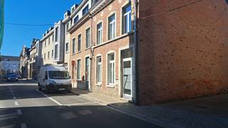 Prachtig en lichtrijk duplex-appartement met terras nabij het centrum van Tienen.<br />Op een gunstige ligging vlak bij het centrum van Tienen bevindt zich dit ruime en lichtrijke duplex-appartement op de eerste verdieping.<br />Bij het binnenkomen bereik je via de inkomhal het aparte toilet. Op deze verdieping bevinden zich twee slaapkamers en een badkamer uitgerust met douche, dubbele lavabo en toilet.<br />Op de bovenliggende verdieping bevindt zich de ruime en gezellige woonkamer met open keuken. Van hieruit heb je toegang tot het terras, waar het heerlijk vertoeven is. De mezzanine zorgt voor extra ruimte en geeft het appartement bovendien een open en karaktervolle uitstraling.<br />Dankzij de mooie lichtinval, de praktische indeling en het aangename terras is dit een bijzonder fijne woning op een centrale locatie.<br />Daarnaast is er de mogelijkheid om een autostaanplaats bij te huren voor € 80/maand.<br />Onmiddellijk beschikbaar<br />Huurprijs: € 1.050/maand.<br />Interesse of graag meer informatie?<br />Mail naar claudia@immogve.be of bel naar 016/56.56.14 voor meer info of een bezoek.