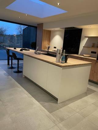 Deze volledig geschilderde woning (2023) beschikt over een ventilatiesysteem D, conforme elektrische keuring en een EPC-label A (75 kWh/m²). Dankzij deze uitstekende energiescore geniet de woning van 5 jaar vrijstelling van onroerende voorheffing. De woning wordt verwarmd met centrale verwarming op gas en beschikt over 8 zonnepanelen en vloerverwarming.<br />Bij het binnenkomen treft u een ruime open inkomhal met een gastentoilet en kelder. De nieuwe glazen deur brengt U naar de open leef- en zitruimte met grote raampartijen. Verder vindt u op het gelijkvloers een een luxueuze leefkeuken uitgerust met 6 SMEG-toestellen met vijf jaar garantie: vaatwasser, grote koelkast (178 l), oven, combi-oven, kookplaat, dampkap en microgolf.<br />Het recente terras, de aangename tuin en vooral de uitweg (ideaal voor een voertuig, bakfiets, …) vormen een grote meerwaarde. Op de eerste verdieping bevinden zich een masterbedroom, een luxueuze dressing, een ruim toilet en een prachtige badkamer met walk-in douche, vrijstaand bad en dubbele wastafel.<br />Via de authentieke trap bereikt u de tweede verdieping, waar zich nog twee grote slaapkamers bevinden en een open speelruimte/bureau, die eenvoudig kan worden omgevormd tot een extra slaapkamer.<br />Via een uitschuifbare trap bereikt u de ruime zolder.<br />Neem vrijblijvend contact op via maggie@vastgoednorman.be<br /> of 0479 40 24 04 om tijdig een bezoek in te plannen aan deze verhuurde woning.