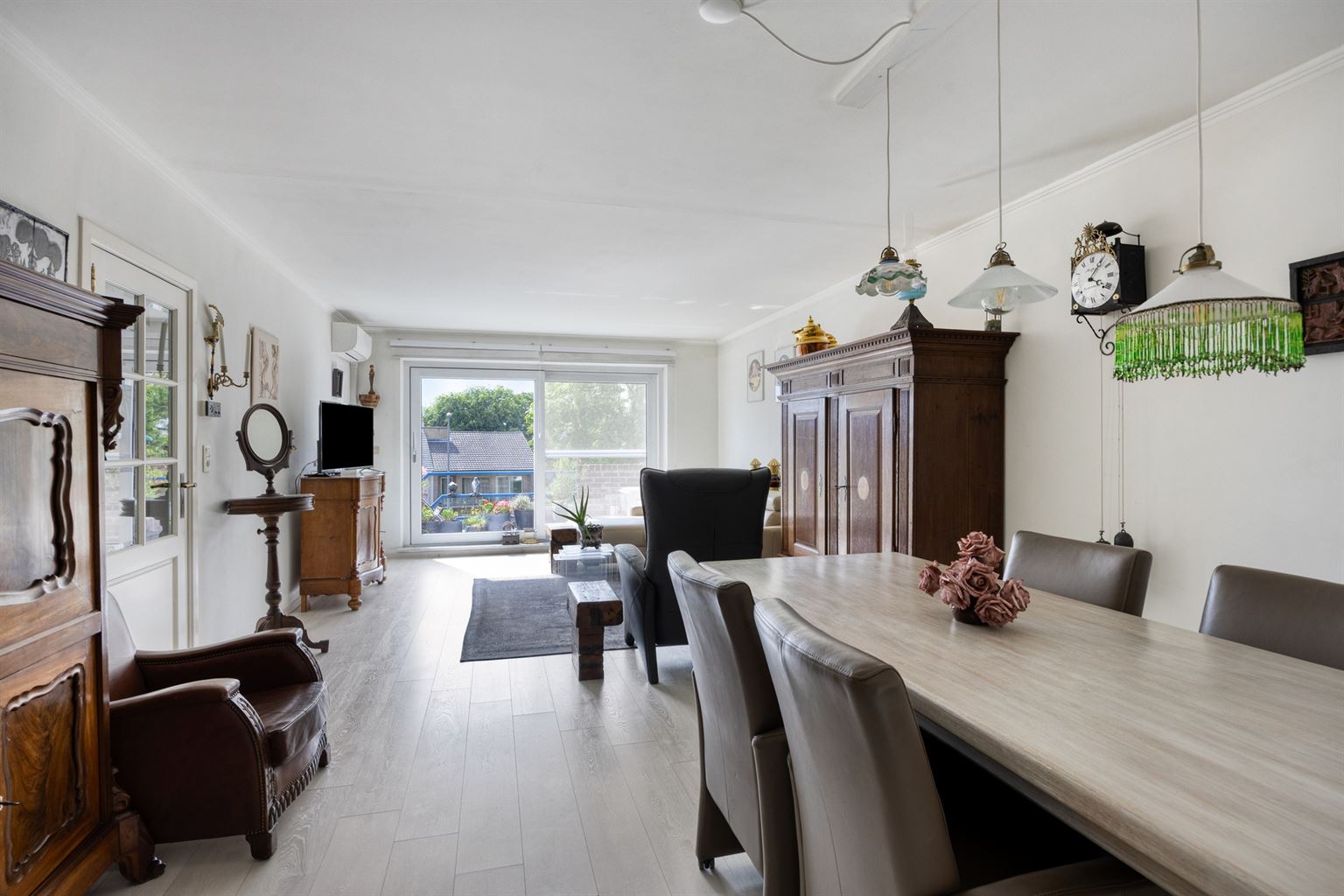 Ruim, gerenoveerd 2-slaapkamer appartement met terras, garagebox en aparte berging, gelegen vlak bij het centrum van Maaseik. - foto 3