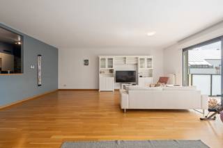 Op een steenworp afstand van het Europees Kwartier in Elsene ontdekt u dit prachtige moderne appartement gelegen op de 4e verdieping van een ideaal gepositioneerde residentie. Dankzij de gunstige ligging geniet het van een uitstekende bereikbaarheid door de onmiddellijke nabijheid van het openbaar vervoer en alle dagelijkse voorzieningen.<br /><br />Met een oppervlakte van meer dan 140 m² overtuigt deze woning door zijn royale volumes en veel lichtinval. Het bestaat uit een ruime, gezellige leefruimte die een aangename leefomgeving biedt. Deze gaat over in een volledig uitgeruste open keuken, aangevuld met een praktische berging/wasruimte. De leefruimte geeft tevens toegang tot een groot terras op het zuidoosten, ideaal om van mooie dagen te genieten. Het appartement is bovendien voorzien van overal dubbele beglazing, wat zorgt voor uitstekend thermisch en akoestisch comfort.<br /><br />De slaapvleugel wordt ontsloten via een prachtige en ruime inkomhal die een echte gevoel van ruimte geeft. Ze omvat drie grote slaapkamers en twee badkamers, en biedt alle comfort dat nodig is voor een gezin of voor liefhebbers van grote volumes.<br /><br />Een karaktervolle woning die comfort, ruimte en een strategische ligging combineert in een van de meest gegeerde gemeenten van Brussel.<br /><br />