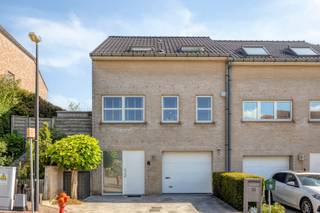 <p><span>Instapklare driegevelwoning met een prachtige tuin. </span></p><p><span> </span></p><p><span>Gelegen in een rustige en aangename woonwijk met een Mobiscore van 8,9, deze woning geniet van een gewilde ligging, dankzij de gewaardeerde nabijheid van de voorzieningen, winkels, scholen en verkeersaders.</span></p><p><span> </span></p><p><span>De woning is door de eigenaren perfect onderhouden en is onlangs gerenoveerd met hoogwaardige materialen en in een eigentijdse stijl die voldoet aan de huidige marktverwachtingen. De woning verkeert in uitstekende algemene staat en vereist geen werkzaamheden voordat er ingetrokken kan worden.</span></p><p><span> </span></p><p><span>De indeling is functioneel en lichtrijk, met een gezellige woonkamer die uitkomt op een aangename keuken, waardoor een warme en uitnodigende leefruimte ontstaat. De woning beschikt over drie ruime slaapkamers, een volledig gerenoveerde doucheruimte en twee aparte toiletten, wat een aangenaam wooncomfort biedt voor een gezin. Een zolderruimte vormt een nuttige aanvulling op de opslagruimte.</span></p><p><span> </span></p><p><span>Op de begane grond wordt u verwelkomd door de hal, die overgaat in een ruime en zeer praktische garderobe. Een grote wasruimte (10 m²) met douchecabine biedt veel opbergruimte. De garage (32 m²!) biedt talrijke extra opbergmogelijkheden en de twee parkeerplaatsen voor het huis vormen een echte troef in het dagelijks leven. </span></p><p><span> </span></p><p><span>Ook de buitenruimtes hebben voortdurend aandacht gekregen en nodigen u uit tot ontspanning. Het onlangs vernieuwde terras vormt een natuurlijk verlengstuk van de woonkamer en een gezellige lounge achteraan het perceel, evenals een tuinhuisje/buitenkeuken, dat praktisch is en goed geïntegreerd in het geheel, zijn perfect geschikt voor uw zomerse avonden met vrienden of familie.</span></p><p><span> </span></p><p><span>Door de goede staat waarin het pand verkeert, de recente renovaties, het comfortniveau en de inrichting, zowel binnen als buiten, is dit ongetwijfeld een huis waar u op slag verliefd op wordt.</span></p><p><span> </span></p><p><span>Extra troeven: EPC B: 158 kWh/ elektriciteit conform/ geen asbest/ gascondensketel 2021/ waterontharder/ regenwaterreservoir 3000L/ alarm met camera’s/ elektrische rolluiken.</span></p><p><span> </span></p><p><span>Boek snel uw bezoek!</span></p><p><span> </span></p><p><span> </span></p>