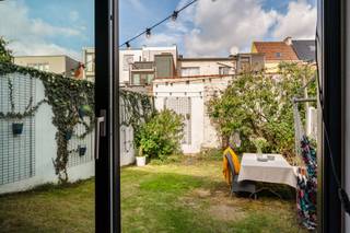 <p><strong>In 2060 hoef je niet ver te zoeken naar huizen met karakter. Antwerpen-Noord is een buurt met een heel eigen gezicht, waar wonen, leven en de stad op een bijzondere manier door elkaar lopen. En ergens tussen al die gevels staat in de Schoolstraat een huis dat daar helemaal zijn eigen ding doet. Blauw, eigenzinnig en vooral heel erg tof. Een huis waar duidelijk graag gewoond is, met aan de voorkant een plein en aan de achterkant een leuke tuin. Goed voor 197 m² aan ruimte, én voor minstens evenveel mogelijkheden om er je eigen stekje van te maken. Kom binnen… </strong></p><p> </p><p><strong>Hier begint het gezellig</strong></p><p> </p><p>Langs de voorkant van het huis kom je binnen in de living. De houten vloer zorgt meteen voor warmte en karakter en geeft de ruimte een gezellige basis. Maar de echte lichtbrenger van dienst zit boven je hoofd: de grote koepel zorgt ervoor dat er opvallend veel licht binnenvalt. Zo'n detail waar je misschien niet meteen naar zoekt, maar waar je vervolgens wel heel blij van wordt.</p><p> </p><p><strong>Een keuken die haar eigen ding doet</strong></p><p> </p><p>Achteraan ligt de volledig geïnstalleerde keuken: hier laat je in een handomdraai elke culinaire droom uitkomen. En vanuit de keuken loop je zo door naar de eetkamer. Een bijzonder fijne connectie, waardoor je nooit ver verwijderd bent van je gasten.</p><p> </p><p><strong>Eten met de tuin erbij</strong></p><p> </p><p>De eetkamer ligt helemaal achteraan en staat mooi in verbinding met de buitenruimte. De tuin wordt zo een verlengstuk van het huis, zonder dat je daarvoor eerst allerlei deuren en gangen moet trotseren. Een leuke plek, dus, voor een lange tafel, een uitgebreid diner of gewoon een doordeweekse avond waarop je graag wat langer blijft hangen.</p><p> </p><p><strong>Genoeg kamers voor genoeg plannen</strong></p><p> </p><p>Met voldoende kamers is er in dit huis ruimte voor meer dan alleen slapen. Hoe je die precies invult, laat het huis graag aan jou over. Een slaapkamer, een bureau, een hobbyruimte, een logeerkamer... Keuzes te over!</p><p> </p><p><strong>Badderen op hout</strong></p><p> </p><p>Ook de badkamer trekt de warme lijn van de rest van het huis door. Hier ligt een houten vloer en staat een bad klaar voor wie na een lange dag liever even helemaal niets meer moet. De ruimte kan nog wat vernieuwing gebruiken en biedt zo de kans om er helemaal een eigen, frisse invulling aan te geven. Geen haast. Gewoon bad in, deur dicht en de dag achter je laten.</p><p> </p><p><strong>Een huis met een eigenzinnig kantje </strong></p><p> </p><p>Doorheen het huis keren de houten vloeren terug. De eiken plankenvloeren liggen telkens op een ondervloer in multiplex en geven de woning een warme, natuurlijke basis. Maar tegelijk is dit geen huis dat zichzelf al te serieus neemt. De blauwe gevel, het speelse tegeltje in het gastentoilet, de lichtkoepel, de houten vloeren en de tuin achteraan zorgen samen voor iets wat moeilijk in één woord te vatten is. En misschien is dat net wel de charme. </p><p> </p><p><strong>Verliefd? Antwerpen@ugly.be</strong></p><p> </p>