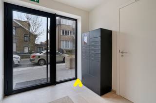 <u><em><strong>Appartement neuf au rez-de-chaussée avec spacieuse terrasse ensoleillée</strong></em></u><br /><br />Le projet <strong>'Houtsaeger'</strong> bénéficie d’une situation idéale à l’angle de la Meeuwenlaan et de la J. Demolderlaan à La Panne, à distance de marche du charmant quartier Dumont et du quartier authentique Houtsaeger. Grâce à cet emplacement à la fois central et paisible, la plage, les commerces, les restaurants, le marché ainsi que plusieurs espaces naturels se trouvent à proximité immédiate.<br /><br />Cet élégant appartement au rez-de-chaussée allie confort, luminosité et architecture contemporaine. Vous êtes accueilli dans un hall d’entrée donnant accès à un vaste et lumineux séjour. Les grandes baies vitrées apportent une abondance de lumière naturelle et créent une agréable sensation d’espace. La cuisine ouverte avec îlot central est réalisée avec des matériaux modernes et de qualité et s’ouvre harmonieusement sur la grande terrasse ensoleillée.<br /><br />L’appartement dispose de deux chambres à coucher complètes ainsi que d’une salle de bains moderne équipée d’une douche à l’italienne et d’un meuble double vasque. Une buanderie pratique avec raccordement pour machine à laver et espace de rangement supplémentaire complète l’ensemble.<br /><br /><strong>Le projet :</strong><br />Le projet comprend au total 9 appartements de qualité, proposant 2 à 3 chambres, répartis sur 6 niveaux. Chaque appartement dispose d’une terrasse spacieuse et a été conçu avec une attention particulière à la luminosité, à la performance énergétique et au confort de vie. Un local à vélos commun est prévu au rez-de-chaussée.<br /><br /><span><em><strong>Taux réduit de TVA de 6 %, sous réserve du respect des conditions suivantes :<br />- Domiciliation : l’acquéreur doit s’y domicilier officiellement<br />- Location de longue durée : le bien doit être destiné à une location de longue durée à des particuliers</strong></em></span><br /><br />En bref : Houtsaeger, c'est la qualité, l'efficacité énergétique et le confort de logement sur la côte.<br /><br /><span><em><strong>Attention : les photos avec une petite étoile en bas à droite sont générées par IA pour donner une meilleure idée de l’aménagement possible.</strong></em></span>
