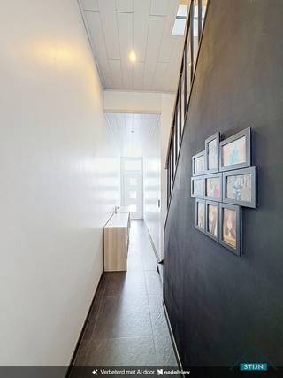 Deze karaktervolle woning werd enkele jaren geleden volledig gerenoveerd en uitgebreid met een praktische uitbouw. Het resultaat is een gezellige en instapklare woning met verrassend veel ruimte, zowel binnen als buiten. Via de inkomhal bereik je de woonkamer, de eerste verdieping en de droge kelder. De sfeervolle woonkamer biedt plaats aan een comfortabel zitgedeelte en een ruime eettafel. Aansluitend bevindt zich de lichtrijke halfopen keuken, voorzien van een hyper-geïnstalleerde keuken en voldoende ruimte voor een ontbijttafel. Dankzij de vele lichtinval is dit een aangename plek om dagelijks te vertoeven. Vanuit de keuken heb je toegang tot de praktische wasberging en de badkamer. Deze is uitgerust met een douche, ligbad, lavabomeubel en toilet. Op de eerste verdieping bevinden zich de nachthal en twee volwaardige slaapkamers. Via de vaste trap bereik je de tweede verdieping, waar nog een derde slaapkamer en een polyvalente speelkamer werden ingericht. Deze ruimte kan uiteraard ook perfect dienstdoen als bureau, hobbykamer of extra zithoek. De woning is uitgerust met 14 zonnepanelen en het dak werd in 2018 vernieuwd. De regenwaterput heeft een inhoud van 4.000 liters en is aangesloten op beide toiletten. Ook buiten heeft deze woning heel wat te bieden. De ruime oprit leidt naar een grote loods die tal van mogelijkheden biedt voor opslag, hobby of zelfstandige activiteit. Achter de loods bevindt zich een ruime tuin met een recent aangelegd terras, waar je aangenaam kan genieten van de buitenruimte. Verder is er nog een tuinhuis met overkapping aanwezig. Een karaktervolle en praktisch ingedeelde woning met drie slaapkamers, extra polyvalente ruimte, een grote loods en een aangename tuin. (sted.inl.: in aanvraag)