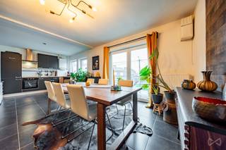 Lien vers notre site, plans, présentation complète :We Invest Huy vous présente ce superbe appartement de 2004 d'une superficie de 74 m² idéalement...