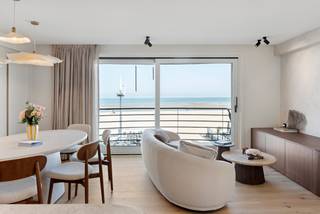 On the second floor, we find this beautifully renovated, luxurious two-bedroom apartment with a frontal sea view. This apartment has been meticulously finished from start to finish, with the option to purchase additional furniture chosen by the interior designer. A perfect combination of class, sea views, and tranquility. <br /><br />The layout of the second-floor apartment is as follows:<br />Entrance hall, toilet, bathroom, two bedrooms, living room with open-plan kitchen, and a terrace on the Zeedijk with a frontal sea view.<br /><br />Some advantages:<br />- Completely renovated, including drains, plumbing, and electrical wiring<br />- Luxurious finishes by the interior designer<br />- Frontal sea view in the heart of Koksijde-Bad