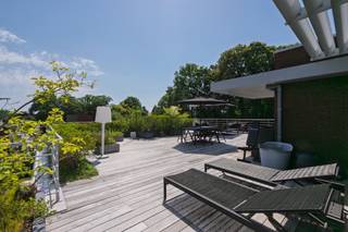 <p>In een discrete en stijlvolle residentie in Boechout bevindt zich deze buitengewone penthouse — een zeldzaam dakappartement dat de essentie van villa-wonen vertaalt naar een exclusief appartement.</p>
<p>Achter de private lifttoegang ontvouwt zich een verfijnd interieur van 156 m², waar licht, ruimte en rust centraal staan. De leefruimte, badend in zonlicht van ochtend tot avond, wordt gekenmerkt door royale glaspartijen en een subtiele interactie met het omliggende groen.</p>
<p>Het absolute pronkstuk is het 250 m² grote, rondom aangelegde dakterras — een oase van privacy en landschappelijke schoonheid. Hier beleeft u elk moment van de dag in alle sereniteit, omgeven door doordachte beplanting en harmonie.</p>
<p>Elk detail werd ontworpen met oog voor comfort en duurzaamheid: vloerverwarming, actieve koeling, warmtepomp en hoogwaardige afwerkingen zorgen voor een moeiteloze woonervaring op topniveau.</p>
<p>Met twee volwaardige suites, een elegante open keuken en praktische extra’s zoals een dubbele ondergrondse garage voor 80.000 euro en wellnessruimte, biedt dit pand een perfecte balans tussen luxe en functionaliteit.</p>
<p>Ideaal voor wie afscheid wil nemen van een klassieke villa zonder in te leveren op ruimte, standing of privacy.</p>