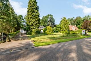 Verzorgde laagbouwvilla op zuidwest georiënteerd perceel van 2.216 m² in één van de mooiste lanen van het residentiële Oud-Turnhout. De woning werd gebouwd in 1969 en gerenoveerd in 1997. Ze omvat een inkomhal, woonkamer, aparte keuken, veranda, 4 slaapkamers, badkamer, afgewerkte zolder, aangebouwde dubbele garage, vrijstaande garage/tuinberging en een mooi afgesloten tuin. EPC label C ! <br /><br />U betreedt de inkomhal van deze villa dewelke rechts toegang biedt tot de woonkamer. De raampartijen tot op de grond bieden veel lichtinval. De veranda dewelke werd aangebouwd zorgt voor een mooie uitbreiding van de leefruimte en geeft een mooi zicht op de tuin. <br />De keuken bevindt zich aanpalend en heeft ook nog een praktisch wasruimte aanpalend. <br />De 4 slaapkamers bevinden zich op de begane grond, alsook de badkamer met lavabo, douche en toilet. De zolderverdieping werd in jaren '90 volledig afgewerkt. Ze is momenteel in gebruik als polyvalente ruimte, maar kan ook voor andere doeleinden gebruikt worden (zoals masterbedroom, kantoor,...).<br /><br />De tuin is rondom mooi aangelegd en is vooraan afgesloten met een hekwerk.<br />Grote aangebouwde garage met plaats voor 2 auto's + vrijstaande garage/berging in de tuin.<br /><br />Bijzonderheden: <br />- Schitterende ligging in één van de mooiste lanen van Oud-Turnhout<br />- Alle vertrekken op begane grond + afgewerkte zolderverdieping met vaste trap toegankelijk.<br />- Verwarming op aardgas - nieuwe verwarmingsketel op aardgas werd geplaatst in 2025!