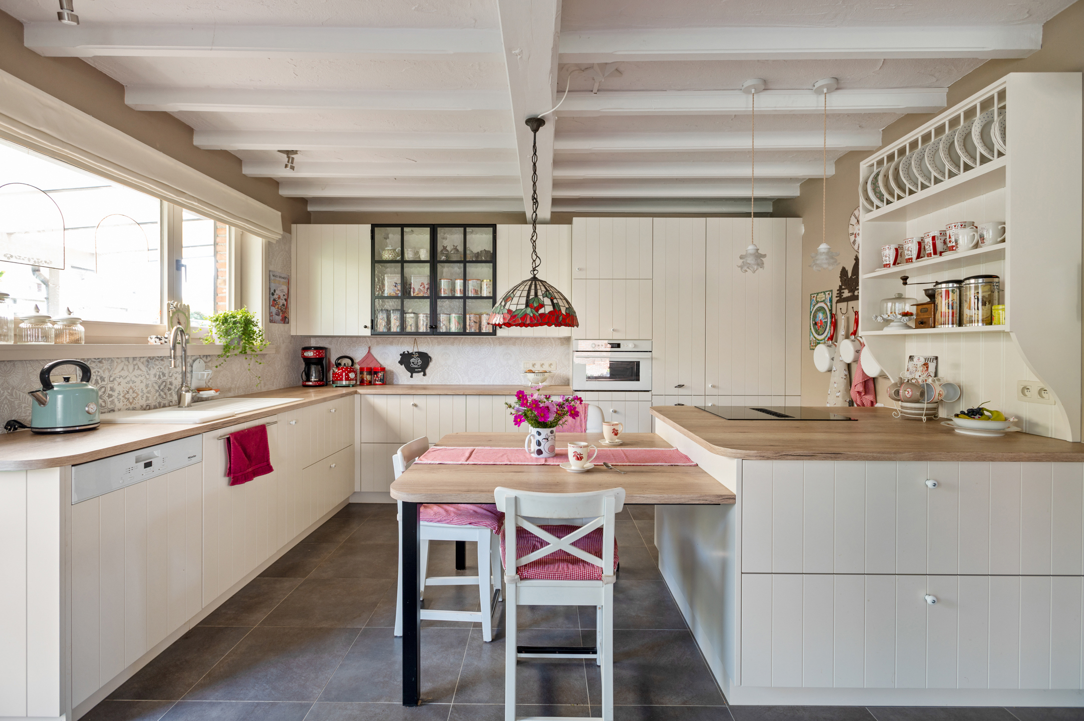 Mooie open bebouwing met knappe tuin in een rustige woonwijk - foto 4