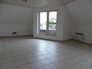 <p><strong><u>1 slaapkamer appartement met terras en autostaanplaats gelegen in het centrum van Arendonk.<br /><br />Een bezoek aanvragen kan eenvoudig via onze website: www.immodrie.be. Zoek het pand terug onder 'Te Huur' en selecteer vervolgens op de pagina de optie 'Bezoek aanvragen'. Omwille van de grote reeks aanvragen, worden verzoeken via Immoscoop of andere portaalsites niet verwerkt.<br /></u></strong></p>
<p><span>Bij het binnenkomen komen we terecht in de woonkamer, die mooi aansluit op de open, ingerichte keuken. De combinatie van de leefruimte en keuken zorgt voor een open, gezellige sfeer en biedt voldoende ruimte. Vanuit de leefruimte heb je toegang tot het ruime oostgerichte terras. </span></p>
<p><span>Vanuit de woonkamer bereiken we, via de nachthal, de ruime slaapkamer. Deze biedt plaats voor een comfortabel slaapgedeelte en extra inrichting naar eigen wens. Via een handige vlizotrap in de slaapkamer krijgen we toegang tot de zolderruimte, een ideale extra bergruimte voor koffers, seizoensgebonden spullen en andere persoonlijke zaken.</span></p>
<p><span>Het appartement beschikt over een verzorgde badkamer met douchecabine en een badkamermeubel met enkele wastafel. Daarnaast is er een apart toilet aanwezig.</span></p>
<p><span>Verder is er een praktische bergruimte voorzien met aansluiting voor de wasmachine.<br /><br /></span>Autostaanplaats aanwezig bij het appartement alsook een buitenberging voor het stockeren van de afvalcontainers inbegrepen in de huurprijs.</p>