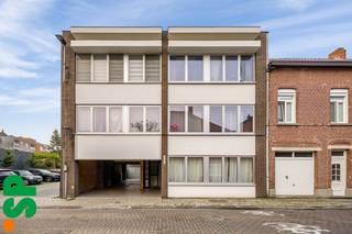 Gezellig en instapklaar appartement met 2 slaapkamers in hartje Geel<br /><br />Op zoek naar een charmant appartement op wandelafstand van scholen, winkels, zwembad en openbaar vervoer? Ontdek dit instapklare appartement op de tweede verdieping van de goed onderhouden Residentie Carpe Diem, gelegen in een rustige éénrichtingsstraat in het centrum van Geel.<br /><br />Indeling:<br />Een ruime inkomhal met vernieuwde parlofonie leidt naar twee comfortabele slaapkamers, een badkamer met douche, een apart toilet, een lichte en gezellige leefruimte, een ingerichte keuken, een praktische berging en een aangenaam terras waar je kan genieten van de zon.<br /><br />Troeven van dit appartement:<br />
<ul>
<li>Centrale, maar rustige ligging in het hart van Geel</li>
<li>EPC-label E (475 kWh/m²) en asbestveilig attest aanwezig</li>
<li>Conforme elektrische keuring</li>
<li>Niet gelegen in overstromingsgebied</li>
<li>Momenteel verhuurd aan €663,12 + €20/maand, ideaal als investering</li>
<li>Privatieve nutsvoorzieningen (gas, water, elektriciteit) – handig bij verhuur</li>
<li>Geen lift, dus lage gemeenschappelijke kosten</li>
<li>Mogelijkheid tot verlaagd registratietarief voor enige en eigen woning</li>
<li>Geen bovenburen aanwezig</li>
</ul>
<br />Dit appartement combineert comfort, een gunstige ligging en een interessant rendement. Perfect voor zowel eigen bewoning als belegging!<br /><br />Voor meer informatie of een bezoek ter plaatse, kan u contact opnemen met IMMO SP via 014 59 10 20 of mailen naar jill@immosp.be. Benieuwd naar de waarde van uw eigen woning? Vraag vrijblijvend een gratis verkoopanalyse aan – wij helpen u graag verder!