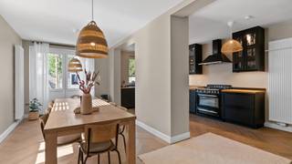 <strong>Karaktervolle woning met ziel én comfort – 413 m² puur woonplezier</strong><br /><br />Welkom in deze prachtige, met zorg gerenoveerde woning waar charme en hedendaags comfort hand in hand gaan. Met maar liefst 413 m² woonoppervlakte geniet je hier van ruimte, licht en een warme, authentieke sfeer. Elk detail werd met oog voor kwaliteit en karakter uitgewerkt - een plek waar je je meteen thuis voelt. Authentieke elementen zoals massieve houten deuren en mooie balken zorgen voor een tijdloze uitstraling, terwijl moderne accenten het wooncomfort naar een hoger niveau tillen.<br /><br /><u>Rustig wonen, centraal gelegen</u><br />Hier geniet je van rust, privacy en groen, zonder in te boeten op bereikbaarheid. De zuidgerichte tuin en grote raampartijen laten het daglicht rijkelijk binnenstromen, wat zorgt voor een aangename, open sfeer in huis.<br />Maasmechelen onderscheidt zich door een gevarieerd en internationaal culinair aanbod. Van traditionele Europese gerechten tot mediterrane, Aziatische en Midden-Oosterse invloeden: er is voor ieder wat wils. <br />De woning is bijzonder gunstig gelegen en biedt een uitstekende bereikbaarheid. Op nog geen 5 minuten rijden bevindt u zich al bij de op- en afrit van de autosnelweg richting Antwerpen / Brussel / Nederland.<br />Daarnaast ligt ook Maastricht Aachen Airport op slechts 15 minuten rijden, wat extra comfort biedt voor zowel zakelijke verplaatsingen als vakanties.<br /><br /><u>Een indeling om van te houden</u><br />De inkomhal met vestiaire en gastentoilet verwelkomt je meteen in stijl. Verder vind je een gezellige tv-hoek, een ruime eetkamer en een leefkeuken waar koken en samenzijn centraal staan. De praktische bijkeuken en de charmante gewelfde kelder maken het geheel compleet.<br />Via dubbele deuren stap je zo de tuin in – ideaal voor lange zomeravonden. Het bijgebouw biedt ruimte voor een garage en extra opslag, en de elektrische poorten zorgen voor extra comfort.<br /><br />Op de eerste verdieping bevinden zich vier ruime slaapkamers, een thuiskantoor en een stijlvolle badkamer met plaats voor een dressing.<br />De tweede verdieping is een echte bonus: een grote open ruimte met extra badkamer en voorzieningen voor een keuken en wasruimte. Perfect als slaapkamer, studio, praktijkruimte of andere creative invulling.<br /><br /><u>Buiten genieten, het hele jaar door</u><br />De volledig omheinde, zuidgerichte tuin is een heerlijke plek om tot rust te komen. Met duurzame materialen, sfeervolle verlichting en praktische aansluitingen is alles voorzien om hier elk seizoen van te genieten.<br /><br /><u>Keuken & badkamers: stijlvol en praktisch</u><br />De maatwerkkeuken vormt het hart van de woning en straalt warme, landelijke elegantie uit. Met kwaliteitsvolle toestellen van Smeg en Bosch wordt koken hier een plezier, terwijl de open verbinding met eetruimte en terras zorgt voor een gezellige, levendige sfeer.<br /><br />De drie badkamers zijn afgewerkt met kwalitatieve materialen; inloopdouches en een vrijstaand bad – perfect om even helemaal te ontspannen.<br />Doorheen de woning zorgen maatkasten, natuursteen, keramische tegels en visgraatparket voor een stijlvolle en harmonieuze afwerking.<br /><br /><u>Een plek om verliefd op te worden</u><br />Zoek je een woning met karakter, ruimte en een hoog wooncomfort? Dan is dit een unieke kans. Een huis waar alles klopt – en waar je elke dag opnieuw graag thuiskomt.<br /><br />Wens jij deze parel te bezichtigen? Aarzel niet en neem contact met ons op, we staan voor je klaar!<br />Tel.: 0032 497 84 48 80<br />E-mail: info@caenenvastgoed.be<br /><br />Tot binnenkort!<br />