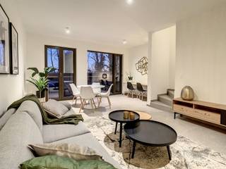 Deze bijna-energieneutrale nieuwbouwwoning vind je terug op de Boomgaardstraat 26, op wandelafstand van de grote markt van Maaseik. Alle dagelijkse voorzieningen zoals winkels, school en openbaar vervoer liggen binnen handbereik. <br />De woning werd opgeleverd in 2023 en maakt deel uit van het nieuwbouwproject "De Groene Wal". Het is een halfopen bebouwing met een bruto bewoonbare oppervlakte van 148m², een mooi terras van 13m² en een gezellige voortuintje grenzend aan het groene binnengebied.<br /><br /><u><strong>Indeling:</strong></u><br /><strong>Gelijkvloers:</strong>
<ul>
<li>Inkomhal met toegang tot het gastentoilet</li>
<li>Bergruimte</li>
<li>Keuken met eetkamer</li>
<li>Terras</li>
<li>Voortuin aansluitend op het groene binnengebied</li>
</ul>
<strong>Eerste verdieping:</strong>
<ul>
<li>Woonkamer met extra ruimte voor een bureau of leeshoek</li>
<li>Slaapkamer 1</li>
</ul>
<strong>Tweede verdieping:</strong>
<ul>
<li>Badkamer met douche, dubbele lavabo en toilet</li>
<li>Slaapkamer 2</li>
<li>Slaapkamer 3</li>
</ul>
<strong>Zolder:</strong>
<ul>
<li>Dienstig voor plaatsing van technieken en kan gebruikt worden als extra bergruimte</li>
</ul>
<u><strong>Extra's:</strong></u>
<ul>
<li>Ondergrondse parkeergarage, toegankelijk via aan de Boomgaardstraat</li>
</ul>
<u><strong>Enkele pluspunten op een rijtje:</strong></u>
<ul>
<li>Nieuwbouw - eerste bewoning</li>
<li>BEN-woning, E-peil < 30</li>
<li>Verlichting en gordijnen reeds voorzien</li>
<li>Centrale ligging</li>
<li>Ondergrondse parkeerplaats</li>
<li>Groene binnentuin</li>
</ul>
Wil je deze woning bezichtigen? Maak dan een afspraak via 0478 30 04 25 of stuur een e-mail naar michiel@vestio.com.