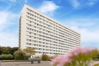 <span>U kan de volledige beschrijving, alle foto's, het EPC en het grondplan terugvinden op onze website: www.reds.be</span><br /><br /><span>We vinden dit unieke appartement terug op het Rucaplein te Wilrijk. In de nabijheid van alle dagdagelijkse voorzieningen en invalswegen (oa de E19).</span><br /><br /><span>We betreden het gebouw via de royale inkomhal, het dak van het gebouw is volledig vernieuwd en voldoet aan de energiedoelstelling. Alsook de volledige gevel is recent geschilderd geweest. Het appartement bevindt zich op de 11de verdieping waardoor u geniet van een fenomenaal uitzicht.</span><br /><br /><span>In 2020 zijn er een aantal zaken geoptimaliseerd: alle ramen zijn vernieuwd (aluminium hoogrendementsbeglazing), het terras is vernieuwd en de verticale zonnewering is vernieuwd.</span><br /><br /><span>Indeling: ruime inkomhal, leefruimte, keuken, gastentoilet, nachthal, 2 badkamers en 3 ruime slaapkamers. Grenzend aan de leefruimte en de keuken treffen we het west-georiënteerde terras aan. Zowel vanuit de leefruimte, de keuken als vanop het terras geniet u van een geweldig zicht oa op het Nachtengalenpark. </span><br /><br /><span>Bijkomend is er in de kelder een extra bergruimte aanwezig. Ondergronds dient verplicht een staanplaats mee aangekocht te worden ter waarde van 20.000 euro. Op het gelijkvloers is een gemeenschappelijke inpandige fietsenstalling aanwezig. </span><br /><br /><span>Troeven:<br /></span><br /><span>- 3 grote slaapkamers</span><br /><span>- 153 m2 + terras</span><br /><span>- Zeer goed EPC (112 kWh/m2 jaar), alle ramen reeds vernieuwd met HR aluminium<br /></span>- Volledig asbestveilig<br />- Fantastisch uitzicht<br />- Zeer goed onderhouden gebouw<br /><br /><span>Bent u op zoek naar een ruim appartement met mogelijkheden? Aarzel niet en maak een afspraak met Jakob op jakob@reds.be of op 0483 488 249</span>