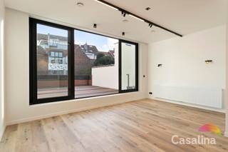 Casalina Real Estate heeft het genoegen u exclusief dit prachtig gerenoveerd en luxueus appartement te koop aan te bieden, gelegen op de...