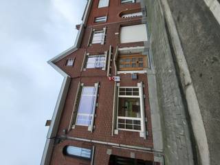 <p>Recente gesloten bebouwing in Zonnebeke met tuin en vlotte bereikbaarheid.</p>
<p> </p>
<p>Deze woning gerenoveerd in 2022 combineert hedendaags wooncomfort met een praktische indeling en een gunstige ligging nabij belangrijke invalswegen. Het huis biedt een aangename leefomgeving voor gezinnen of koppels die op zoek zijn naar een instapklare woning in West-Vlaanderen. Dankzij de recente bouw geniet u van modern comfort en een eigentijdse uitstraling. De woning beschikt over drie slaapkamers, een tuin en een garage, wat zorgt voor extra ruimte en gebruiksgemak.</p>
<p> </p>
<p>Belangrijkste ruimtes:<br />• Woonkamer met aangename leefruimte en veel mogelijkheden voor een gezellige inrichting<br />• Bureel geschikt als thuiswerkplek of hobbyruimte<br />• Functionele badkamer<br />• 3 slaapkamers met ruimte voor gezin, logees of bureau<br />• Berging voor extra stockage en praktische organisatie<br />• Garage met plaats voor wagen en fietsen<br />• Tuin waar u kan genieten van rust en buitenleven<br />• Zolder met extra opbergmogelijkheden<br />• 2 toiletten voor extra comfort</p>
<p> </p>
<p>Troeven:<br />• Recente woning<br />• Tuin en garage aanwezig<br />• Gunstige ligging nabij invalswegen</p>
<p> </p>
<p>Neem vandaag nog contact op voor meer informatie of een bezoek.</p>
<p> </p>
<p>JOUW DROOMHUIS. ZO GEVONDEN!</p>