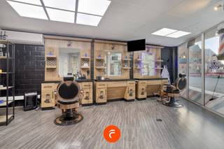 Handelspand in het volle centrum van Lauwe op de hoek van de Menenstraat met Lauweplaats. Momenteel zeer correct verhuurd aan een goed draaiende Barbier. Het pand geniet een goede visibiliteit met een grote raampartij langs de straat. Achter de ingerichte handelsruimte is nog een apart toilet en een berging/kitchenette. Momenteel verhuurd aan 530 €/maand + doorrekening O.V. Vraagprijs: 80.000 €