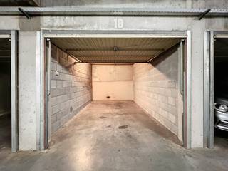 Gesloten garagebox met manuele garagepoort.Afmetingen: 4,96 m x 2,88 m1 lichtpunt aanwezigBuitenpoort met sleutelbediening, of met afstandsbediening. ...