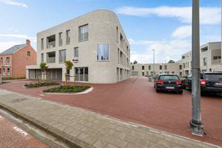 Als je op zoek bent naar een nagelnieuw zeer energiezuinig appartement in Beerse, 2 slaapkamers,keuken, badkamer, afzonderlijk toilet, lift, garage, extra opslagruimte en een gemeenschappelijke inpandige fietsenstalling is dit het ideale appartement!<br />Met een eigen pakket zonnepanelen zal de energiefactuur van dit appartement zeer laag zijn. Tevens is dit appartement voorzien van vloerwerwarming en bijgevolg een E label van minder dan 30.<br />De nabijheid van het centrum, het park en het openbaar vervoer recht over de deur maakt deze de locatie erg praktisch voor dagelijkse activiteiten en het pendelen. Het feit dat er lokale industrie in de buurt is, is een pluspunt voor werkgelegenheid of zakelijke kansen.<br />Appartement is volledig geschilderd en klaar om in te trekken! 100% klaar voor directe bewoning.