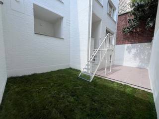 <p><span>Energiezuinig gerenoveerd appartement rustig gelegen vlakbij de voornaamste invalswegen, station, tram, bushaltes, park, supermarkt,.... </span></p><p><span> </span></p><p><span>Het appartement bestaat uit een lichtrijke ruime leefruimte, aparte keuken met aansluitend overdekt terras met toegang naar ruim terras en tuin van maar liefst 40 m².</span></p><p><span>Verder een badkamer met lavabo, douche, toilet en 2 slaapkamers ( 1 ruime en 1 kleinere).</span></p><p><span>Een ruime kelderberging inbegrepen.</span></p><p><span>Garagebox met sectionale poort & autostaanplaats apart bij aan te kopen aan 35 000€.</span></p><p><span><br /></span><span>Gebouw & renovatie:</span></p><p><span>- Volledige totaalrenovatie (vloeren, muren, technieken)<br />- Gescheiden verwarmingsinstallaties en tellers <br />- Nieuw geïsoleerd dak </span></p><p><span>- Zonnepanelen (2 panelen per appartement)<br />- Vernieuwde inkomdeur en raampartijen boven de inkomdeur</span></p><p><span>- Brandvertragende inkomdeur van het appartement<br />- Binnenisolatie <br />- Isolatie aan het kelderplafond<br />- Automatisch branddetectiesysteem met rookkoepel<br />- Asbestvrij gebouw<br />- Voorgevel professioneel gereinigd</span></p><p><span>- Achtergevel geschilderd</span></p><p><span><br /><br /></span></p><p><span>Afwerking:</span><span><br />- Moderne badkamers (douche, lavabo, toilet) Sawiday<br />- Aansluiting wasmachine in berging<br />- Volledig uitgeruste keukens (oven, microgolfoven, vaatwasser, koelkast en diepvriezer)<br />- Parket van houthandel Martens – Schoten<br />- Tegels Sawiday<br />- Videofonie</span></p><p><span>- EPC A</span></p><p><span><br /></span><span>Extra voorzieningen:</span><span><br />- Gemeenschappelijke fietsenstalling<br />- Gemeenschappelijke trapzaal (geen lift → lage kosten)</span></p><p><span> </span></p><p><span>Maak snel een afspraak!</span></p><p><span> </span></p>