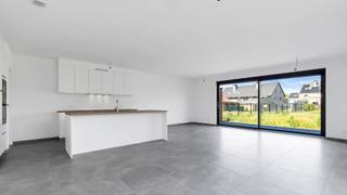 Immo3000 heeft een moderne en energiezuinige half open bebouwing in Linden te koop. Ideaal voor wie op zoek is naar ruimte, comfort en duurzaamheid. De woning, gebouwd in 2025, heeft een perceeloppervlakte van 470 m2 en een bewoonbare oppervlakte van 280 m2 wat zorgt voor voldoende ruimte voor het hele gezin.<br /><br />De woning is voorzien van zonnepanelen en heeft een energielabel A+ (E-peil -10), waardoor de energiekosten laag zullen zijn. Daarnaast is er een terras waar je heerlijk kunt ontspannen en een garage met ruimte voor 1 auto.<br /><br />GV: ruime inkom met gastentoilet, links grote garage, achteraan open lichtrijke leefruimte met hyper ingerichte keuken en bijkeuken/berging.<br />1e VD: 4 SLKS + badkamer met bad, douche en dubbele lavabo<br />2e VD: balzaal aan mogelijkheden, hier kan u minstens 2-4 SLKS inrichten<br /><br />De ligging van de woning is ideaal, met alle voorzieningen zoals winkels, scholen en openbaar vervoer op korte afstand. Daarnaast zijn er volop mogelijkheden voor wandelingen en fietstochten in de omgeving.<br /><br />Kortom, deze woning in Linden is een ideale plek voor wie op zoek is naar een ruime, comfortabele en duurzame woning met alle voorzieningen binnen handbereik.<br /><br />Benieuwd? Bel 016 60 3000