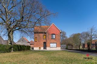 Deze woning vormt de perfecte basis voor wie op zoek is naar ruimte, rust én een centrale ligging. Gelegen op een uitzonderlijk groot perceel,...
