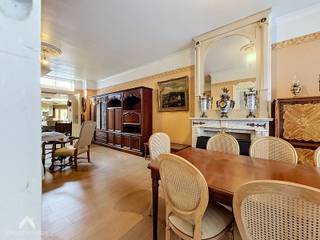 <p>Centraal gelegen woning met heel wat renovatiemogelijkheden, op wandelafstand van de Markt, winkels, scholen, diensten, sportfaciliteiten en het openbaar vervoer. De woning omvat een inkomhal, een aangename leefruimte met eet- en zithoek en een ruime leefkeuken voorzien van alle comfort.</p>
<p>Verder zijn er een badkamer met douche, lavabo en toilet, een kelder en een veranda met directe toegang tot de gezellige stadstuin. Achteraan bevindt zich een garage met sectionale poort, bereikbaar via de achtergelegen wegel.</p>
<p>Op de eerste verdieping bevinden zich momenteel twee slaapkamers. Via een vaste trap bereikt u de ruime zolderverdieping, die mits inrichting mogelijkheden biedt voor twee extra slaapkamers, een hobbyruimte of bureau. Een interessante eigendom voor wie een woning naar eigen smaak wil renoveren en centraal wil wonen.</p>
<p>Extra troeven:</p>
<ul>
<li>Garage met sectionale poort</li>
<li>Bereikbaar via achtergelegen wegel</li>
<li>Kelder</li>
<li>Ruime zolder met mogelijkheid tot 2 extra kamers</li>
<li>Gezellige stadstuin</li>
<li>Heel wat renovatiepotentieel</li>
<li>Uiterst centrale ligging</li>
<li>Wandelafstand van scholen, winkels en diensten</li>
<li>Nabij openbaar vervoer en sportfaciliteiten</li>
</ul>
<p>Deze woning is te koop ZONDER makelaar via het concept van Smart Houses! Wenst u verdere inlichtingen of een bezoek? Contacteer rechtstreeks de eigenaar via 0475258079</p>