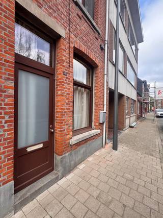 Deze karaktervolle woning combineert een warme uitstraling met een praktische indeling en is gelegen op een centrale, vlot bereikbare locatie in Turnhout. Scholen, winkels, sportfaciliteiten, openbaar vervoer en de E34 bevinden zich in de nabije omgeving. Op het gelijkvloers vindt u een ruime woon- en eetkamer, een keuken, een badkamer, een apart toilet, een vestiaire en een gezellige tuin. De eerste verdieping beschikt over een zeer ruime slaapkamer die eenvoudig kan worden opgesplitst in twee slaapkamers. Op de tweede verdieping bevinden zich nog twee volwaardige slaapkamers. Een ideale woning voor gezinnen of starters die op zoek zijn naar ruimte, charme en een uitstekende ligging. Er zijn zonnepanelen voorzien! Uitweg voorzien achteraan voor fiets of vuilbakken, zeer praktisch!! Voor meer informatie of vrijblijvend plaatsbezoek 0488/60.50.07
