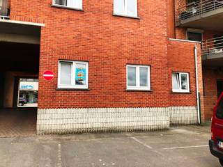 Investeringsappartement met 3 slaapkamers, private gemeenschappelijke parkeerplaatsen op een goede ligging te Harelbeke - er kan een ondergrondse parking worden bijgekocht voor 15.000 euro - te koop via EXPERT-IMMO - EPC : 419 kWh/m² - UC : 2171529 - Vrij : bij akte - Verwarming elektrisch via accumulatie. Geen beschermd monument, niet op inventaris, Vergunning uitgereikt, Woongebied, Geen dagvaarding uitgebracht, Geen voorkooprecht ruimtelijke ordening aanwezig, Geen Verkavelingsvergunning, geen overstromingsgebied, niet gelegen in afgebakend oevergebied. Bel Stefan - 056/705262