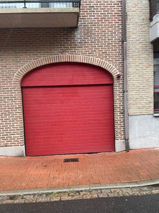 Vlot in te rijden parkeerplaats. Deze bevindt zich in de kelderverdieping -1 van een residentie die vlakbij de kerk en op  200m van de Zeedijk thv...