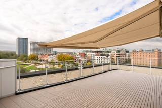 <span>Welkom in een wereld waar stedelijke elegantie en natuurlijke rust elkaar ontmoeten. Dit unieke penthouse aan het 'Zuidpark' is werkelijk één van zijn soort, een plek waar elk detail doordacht is, en waar de verfijning van binnen moeiteloos overvloeit in het adembenemende uitzicht buiten. De huidige eigenaar, tevens de eerste bewoner sinds 2006, heeft deze woonparel met een oog voor kwaliteit en tijdloze klasse ingericht. Elk element, van de massieve eiken vloeren tot de op maat gemaakte keuken met hoogwaardige toestellen. De leefruimte straalt een bijzondere rust uit dankzij de overvloedige lichtinval en het frontale zicht op het park en de iconische Waterpoort. De gashaard, strategisch geplaatst tussen de leefruimte en de aparte zithoek, vormt het warme hart van het appartement. De woning is volledig uitgerust met domotica, waarmee u zowel verlichting als raamverduistering met één aanraking bedient. comfort, efficiëntie en sfeer in perfecte harmonie. De master bedroom biedt een privéverblijf op zich, met een luxueuze badkamer, ruime inloopdressing en een elegant bureel. De tweede slaapkamer met ensuite douchekamer maakt dit penthouse compleet, ideaal als rustige logeerruimte. En dan is er de kroon op het geheel: de private daktuin, waar u uitkijkt over de skyline van Antwerpen, met zicht op het ‘Zuidpark’. Het stijlvolle meubilair van de daktuin is inbegrepen in de prijs, zodat u meteen kunt genieten van deze oase van rust en exclusiviteit. Extra troeven: Dubbele cascade autostaanplaats beschikbaar aan €80.000. Twee ruime bergingen zijn inbegrepen in de prijs. Uniek in zijn soort. Perfect onderhouden. Instapklaar.<br /><br />Gelegen in de meest gegeerde buurt van Antwerpen, omgeven door restaurants, hippe bars en culturele hotspots en met uitzicht over het splinternieuwe "Zuidpark". Het hippe Zuid is in trek bij jong en oud. Scholen, Internationale school en winkels bevinden zich vlakbij.<br /><br />EPC: B - 191kWh/m² jaar - UC: 3568039 - P + G score: C <br /><br />Vergunning uitgereikt, Woongebied met een culturele, historische en/of esthetische waarde, Geen rechterlijke herstelmaatregel of bestuurlijke maatregel opgelegd, Geen voorkooprecht ruimtelijke ordening aanwezig, Geen verkavelingsvergunning</span>