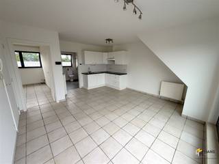 <p><span>Lichtrijk en gezellig appartement (50m²) met 1 slaapkamers, ruim terras NW &amp; kelder gelegen te Berchem </span></p><p><span>Verdieping 3</span></p><p><span>(GEEN LIFT)</span></p><p><span>Indeling: </span></p><p><span>- leefruimte met open keuken op tegels (23m²)</span></p><p><span>- keuken voorzien van nieuw elektrisch vuur en dampkap</span></p><p><span>- slaapkamer (14m²)</span></p><p><span>- badkamer met douchecabine, wc, lavabo en aansluiting wasmachine-droogkast (9m²)</span></p><p><span>- terras noordwest (20m²)</span></p><p><span>- aparte kelderberging (2.6m²)</span></p><p><span><br /><br /></span></p><p><span>EXTRA: VASTE KOSTEN €10/maand (minuterie) gas, elektriciteit en watermeters apart, GEEN LIFT!</span></p><p><span> </span></p>