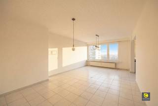 <p><span>Lichtrijk 2-slaapkamerappartement met ruim terras en open zicht over Antwerpen</span></p><p><span>Op een centrale en vlot bereikbare ligging bevindt zich dit aangename, hoog gelegen appartement van 81 m² (cfr. EPC). Dankzij de grote raampartijen en de west oriëntatie geniet u hier van een overvloed aan natuurlijk licht en een prachtig open zicht over Antwerpen. Het gebouw wordt bovendien uitstekend onderhouden, mede dankzij de aanwezigheid van een conciërge die alles netjes opvolgt.</span></p><p><span> </span></p><p><span>Inkomhal</span></p><p><span>U betreedt het appartement via een inkomhal met ruimte voor het plaatsen van een vestiairekast. Verder is er een apart toilet, wat extra comfort biedt.</span></p><p><span> </span></p><p><span>Leefruimte & keuken</span></p><p><span>De lichtrijke leefruimte geeft rechtstreeks toegang tot het ruime westgerichte terras, waar u in de namiddag en avond kan genieten van de zon en het uitzicht.</span></p><p><span>De open keuken sluit mooi aan bij de leefruimte en is uitgerust met een kookplaat, dampkap, vaatwasser, koelkast en diepvriezer praktisch en functioneel ingericht voor dagelijks gebruik.</span></p><p><span> </span></p><p><span>Slaapkamers & badkamer</span></p><p><span>Het appartement beschikt over twee volwaardige slaapkamers, ideaal voor een koppel, klein gezin of een combinatie wonen/werken.</span></p><p><span>De badkamer is voorzien van een lavabomeubel en een ligbad met douchescherm, wat flexibiliteit biedt tussen een snelle douche of een ontspannen badmoment.</span></p><p><span> </span></p><p><span>Extra troeven</span></p><p><span>- EPC B (145), energiezuinig</span></p><p><span>- Dubbele beglazing</span></p><p><span>- Ruim westgericht terras met panoramisch zicht</span></p><p><span>- Een ruime privatieve kelderberging</span></p><p><span>- Ondergrondse autostaanplaats mee aan te kopen aan 16.000</span></p><p><span>- Conciërge aanwezig in het gebouw</span></p><p><span>- Centrale ligging nabij winkels, openbaar vervoer en invalswegen</span></p><p><span> </span></p><p><span>Een comfortabel en goed onderhouden appartement met veel licht, een mooi uitzicht en alle voorzieningen binnen handbereik ideaal voor eigen bewoning of als waardevaste investering.</span></p>