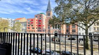 <p>In de gezellige Harmoniewijk bevindt zich deze uiterst stijlvolle residentie “Mechelsesteenweg 150”. Een zeer gegeerde locatie met het Albertpark als achtertuin. Het openbaar vervoer voor de deur en een vlotte verbinding naar de oprit van de Ring garanderen een vlotte bereikbaarheid om in en uit de stad te geraken.<br /><br />Dit uiterst lichte appartement van ca 48 m² is gelegen op de tweede verdieping.<br />De leefruimte aan de voorzijde van het appartement is aangenaam licht dankzij de grote raampartijen. De afwerking werd nauwkeurig uitgekozen, zo ligt er een doorlopende parketvloer en is de open keuken voorzien van kwalitatieve toestellen zoals een combi-oven, vaatwasser, keramische kookplaat, koelkast met vriesvak.<br />In het verlengde van de leefruimte bevindt zich het terras waar u heerlijk kan genieten van het zonnetje.<br /><br />De naastgelegen slaapkamer kan gebruikmaken van een badkamer met lavabo en inloopdouche. Apart gastentoilet.<br /><br />Een praktische berging met aansluiting voor wasmachine en droogkast vervolledigt het plaatje.<br /><br />Gemeenschappelijke lasten: 85 Euro per maand.<br />Alle nutsvoorzieningen (gas, elektriciteit en water) zijn privé op te nemen door de huurder.<br /><br />Onmiddelijk beschikbaar.</p>