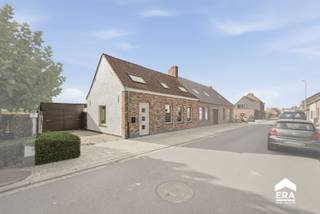 <p>Ruime halfopen woning met 5 slaapkamers en tuin in het landelijke Watou</p>

<p>In de Oude Provenstraat 24 in Watou bevindt zich deze halfopen woning op een perceel van 529 m². Dankzij de landelijke ligging, de ruime indeling en de vijf slaapkamers biedt deze eigendom heel wat mogelijkheden voor wie op zoek is naar een gezinswoning met ruimte en potentieel.</p>

<p> </p>

<p>De woning beschikt over vijf slaapkamers en een badkamer, waardoor ze bijzonder interessant is voor grotere gezinnen of voor wie extra kamers wenst in te richten als bureau, hobbyruimte of dressing. De centrale verwarming op gas, het PVC-schrijnwerk en de dubbele beglazing zorgen voor bijkomend comfort.</p>

<p> </p>

<p>Buiten geniet je van een westelijk georiënteerd perceel, ideaal om in de namiddag en avond van de zon te genieten. De groene en landelijke omgeving vormt een extra troef voor wie rustig wil wonen.</p>

<p> </p>

<p>Met haar ruime perceel, vijf slaapkamers en talrijke mogelijkheden is deze woning een interessante opportuniteit voor wie een thuis volledig naar eigen smaak wil creëren.</p>

<p> </p>

<p>Troeven:</p>

<p>- Halfopen woning op 529 m² grond</p>

<p>- Vijf slaapkamers</p>

<p>- Westelijk georiënteerd perceel</p>

<p>- Rustige, landelijke ligging</p>

<p><span>- </span>Conforme elektriciteit</p>

<p><span>- Schuin dak vernieuwd in 2016</span></p>

<p><span>- Mogelijk om EPC C te behalen, mits schuin dak te isoleren</span></p>

<p> </p>

<p>Neem vandaag nog contact op voor een bezoek aan deze woning in Watou.</p>

<p> </p>

<p>JOUW DROOMHUIS. ZO GEVONDEN!</p>