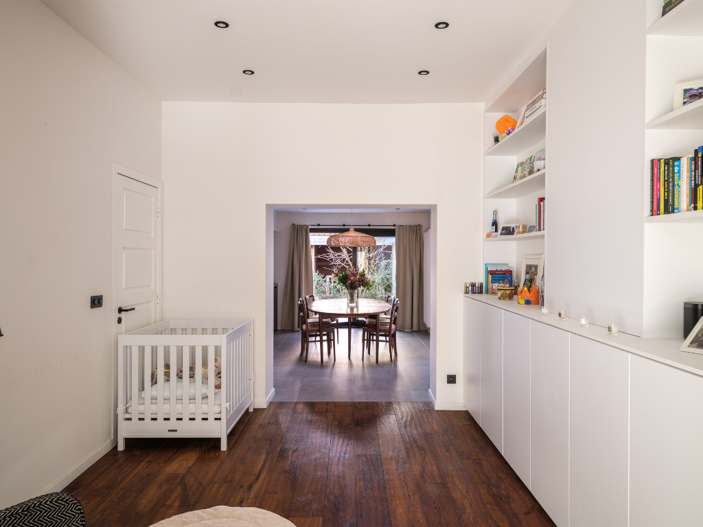 Instapklare en smaakvol gerenoveerde woning (3 slaapkamers – 2 badkamers) met tuin nabij het Paul de Smet de Naeyerpark. - foto 5