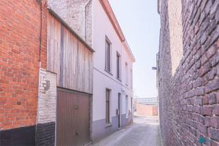Op een strategische locatie in Gent, vlakbij het station Dampoort, op wandelafstand van winkels, openbaar vervoer en vlotte invalswegen, bevindt zich deze interessante opbrengsteigendom bestaande uit een studio op het gelijkvloers en een ruim triplex-appartement op de verdiepingen. Het gebouw is gelegen in een rustige zijstraat van de Dendermondsesteenweg met alleen beperkt plaatselijk verkeer. Een ideale kans voor investeerders die op zoek zijn naar zorgeloze en stabiele huurinkomsten op een absolute toplocatie in Gent op een bijzonder rustige ligging.<br /><br />Indeling als volgt: gelijkvloerse studio: <br />- praktische indeling met leefruimte en slaaphoek,<br />- ingerichte keuken met alle comfort, <br />- aparte badkamer met douche, lavabo en wc, <br />- bureauhoek, <br /> -ruime en handige kelder<br />Triplex-appartement:<br />- inkom-traphal met vestiaire<br />- ruime leefruimte met veel lichtinval<br />- open leefkeuken met alle comfort<br />- slaapgedeelte op het bovenste verdiep<br />- badkamer met ligbad/douche, lavabo, toilet, aansluitingen voor wasmachine/droogkast<br />Troeven van het pand<br />• Twee afzonderlijke woonentiteiten met eigen meters<br />• Interessante huuropbrengst en lage leegstand door de ligging<br />• Goede bereikbaarheid richting centrum Gent, R4 en E17<br />• Stabiele investering in een populaire huurmarkt met stabiel rendement<br />• Mogelijkheid tot optimalisatie voor wie het rendement verder wil verhogen, afzonderlijke verkoop vd units na basisakte is niet mogelijk.<br />• Geen grote (renovatie)kosten in het vooruitzicht<br />• Energievriendelijk: gevelisolatie, condensatie CV (HR-TOP), HR-beglazing, dakisolatie<br />Deze instapklare opbrengsteigendom combineert een sterke locatie met twee verhuurbare units, wat het een bijzonder aantrekkelijke investering maakt voor zowel beginnende als ervaren vastgoedinvesteerders. Een kans die je niet wilt laten liggen. <br />Contacteer het kantoor voor meer info en/of een bezoek ter plaatse.<br />