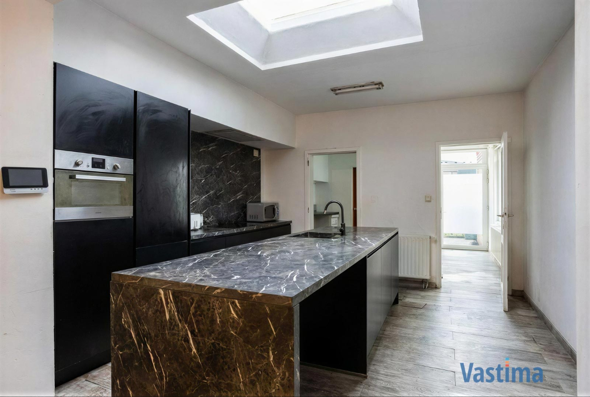 Deels gerenoveerde rijwoning met tuin nabij centrum Lebbeke - foto 4