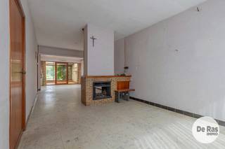 KIJKDAG ZATERDAG 19 SEPTEMBER VAN 10u TOT 12u (OP AFSPRAAK)<br /><br />ERPE-MERE- SOLIDE WONING OP GOEDE LOCATIE MET 3 KAMERS EN GARAGE<br />Deze gezinswoning ligt zeer centraal in een doodlopende straat nabij E40, scholen, openbaar vervoer en winkels. <br />Via centrale inkomhal kom je in de woonkamer met vooraan een inpandige garage en de zithoek, achteraan de eetplaats met veranda en aansluitend de keuken met veel kastruimte.<br />Een aparte toilet met wasplaats brengt verbinding met de tuin via tuinberging en veranda.<br /><br />Op het verdiep zijn er drie slaapkamers en badkamer met vernieuwde douche. Een vaste trap naar zolder zorgt voor uitbreidingsmogelijkheden voor kamers, hobbyruimte of extra badkamer.<br /><br />De tuin is afgesloten en biedt achteraan nog een kleine serre.<br /><br />De woning is voorzien van CV op mazout met brander, ondergebracht in de droge kelder, en vernieuwde PVC-ramen (2016) met dubbel glas. Maak dus snel je afspraak voor een bezoek op 053/60.65.60.
