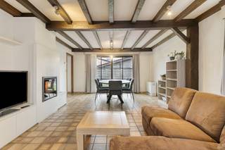 Dit goed onderhouden huis heeft 4 kamers, dubbele garage en gezellige tuin. De woning is gelegen in een rustige buurt, doch dicht bij belangrijke uitvalswegen en het centrum van Waregem.Recent werden een nieuwe keuken en isolatie geplaatst. De woning is ook voorzien van zonnepanelen.INDELINGGelijkvloersinkomhal - apart toilet - gezellige leefruimte met haard (houtcassette) - keuken (dubbele spoelbak, kookplaten, oven, dampkap, frigo) - wasplaats - badkamer (douche, lavabo, toilet) - kelder - dubbele garageEerste verdiepingslaapkamer 1 - slaapkamer 2 (inmaakkasten) - slaapkamer 3 - slaapkamer 4 - badkamer (ligbad, dubbele lavabo, toilet)TROEVEN+ nieuwe keuken+ nieuwe isolatie+ zonnepanelen+ ruime tuin met terras+ overal rolluiken+ regenwater: 5.000l